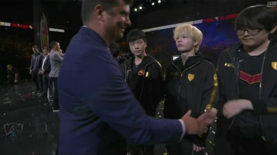 我在斗鱼看英雄联盟赛事直播英雄联盟
