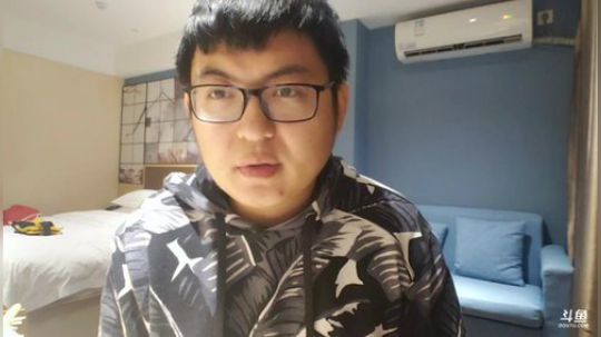 我在斗鱼看火力堂主直播户外