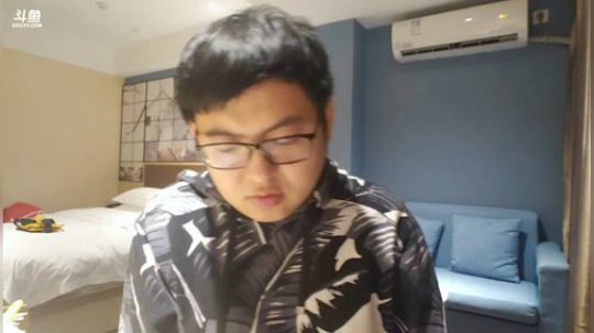 我在斗鱼看火力堂主直播户外