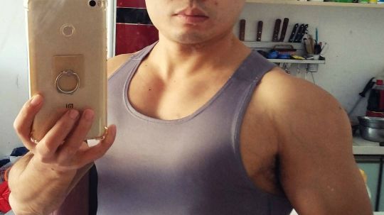 肩又变宽了。