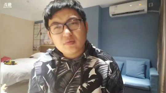 我在斗鱼看火力堂主直播户外