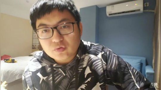 我在斗鱼看火力堂主直播户外