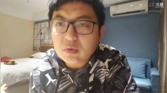 我在斗鱼看火力堂主直播户外