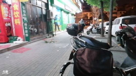 我在斗鱼看做个疯子直播户外