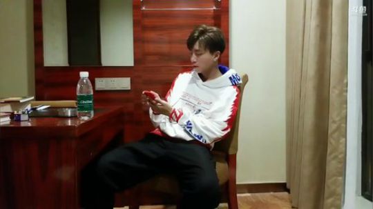 烙铁扎心了发布了一个斗鱼视频2019-11-24