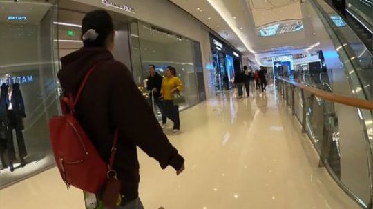 我在斗鱼看雪纳瑞三口之家直播美食