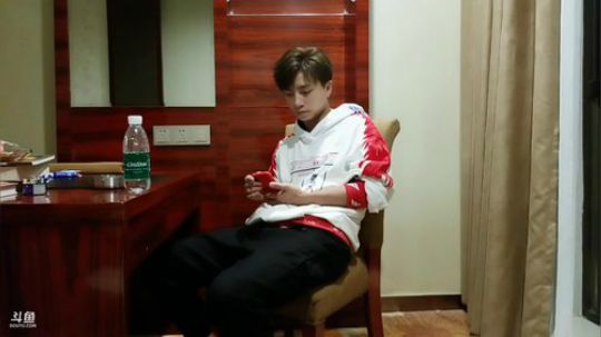 烙铁扎心了发布了一个斗鱼视频2019-11-24