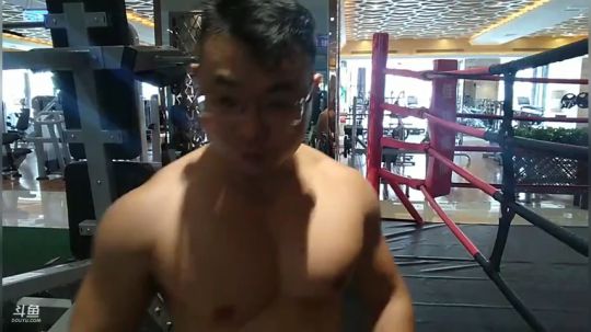 练习胸大肌。