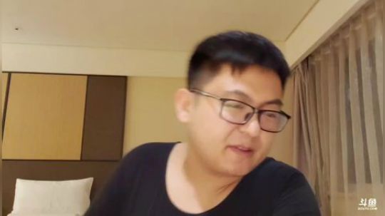我在斗鱼看火力堂主直播户外