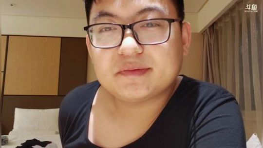 我在斗鱼看火力堂主直播户外