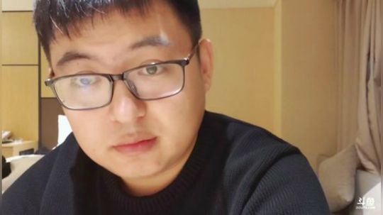 我在斗鱼看火力堂主直播户外