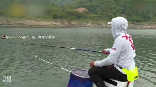 我在斗鱼看贱贱钓鱼直播乡野