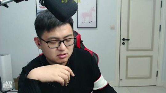我在斗鱼看火力堂主直播户外