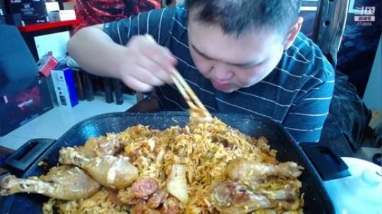 自己做的辣白菜炒饭..腊肠咸的不行下次不放了..