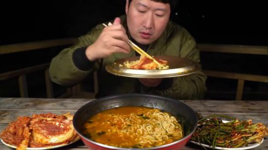 [兴森一家]  夜宵5包拉面，人狗大战抢拖鞋
