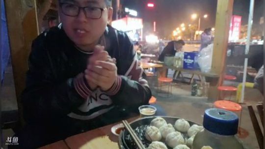 我在斗鱼看火力堂主直播户外
