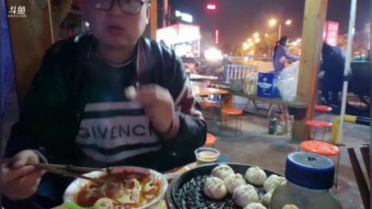 我在斗鱼看火力堂主直播户外
