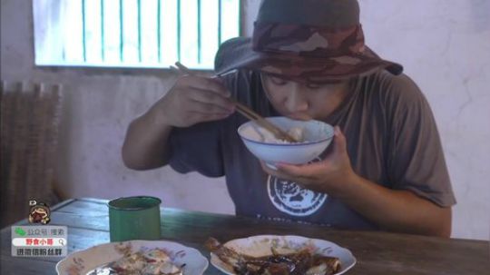 我在斗鱼看野食小哥直播美食