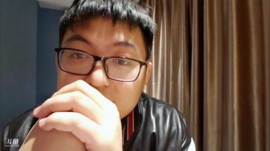 我在斗鱼看火力堂主直播户外