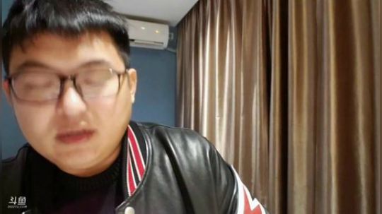 我在斗鱼看火力堂主直播户外
