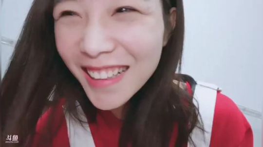 我在斗鱼看百变姑姑肖淑洁直播户外