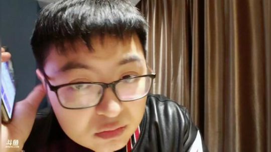 我在斗鱼看火力堂主直播户外