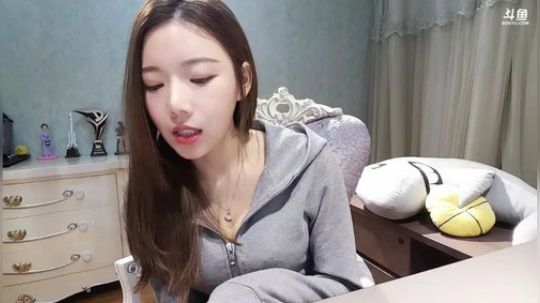 小姨子：直播啦右手废了 2019-12-04 22点场