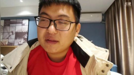 我在斗鱼看火力堂主直播户外