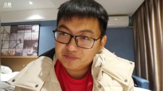 我在斗鱼看火力堂主直播户外