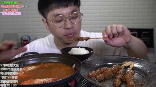 我在斗鱼看暖声小靖哥直播美食视频