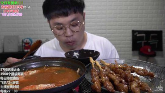 我在斗鱼看暖声小靖哥直播美食视频