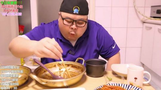 我在斗鱼看暖声小靖哥直播美食视频