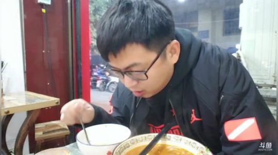 我在斗鱼看火力堂主直播户外