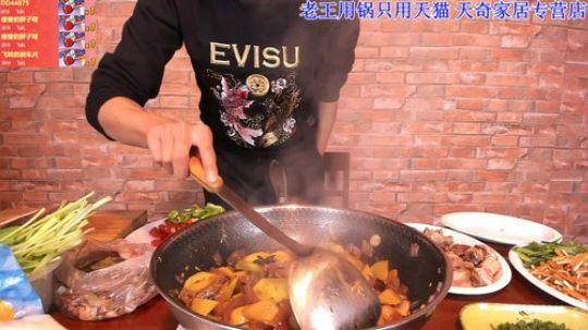 新疆版红烧牛肉，干锅排骨，蒜苗豆腐干。。 2019-12-06 21点场
