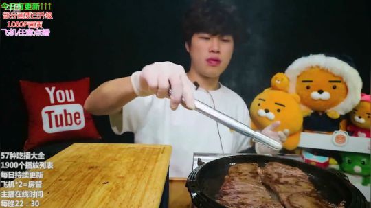 我在斗鱼看暖声小靖哥直播美食视频