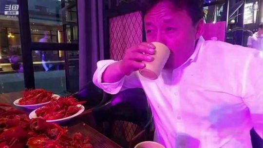我在斗鱼看威海大叔直播美食