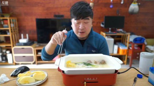 我在斗鱼看雪纳瑞三口之家直播美食