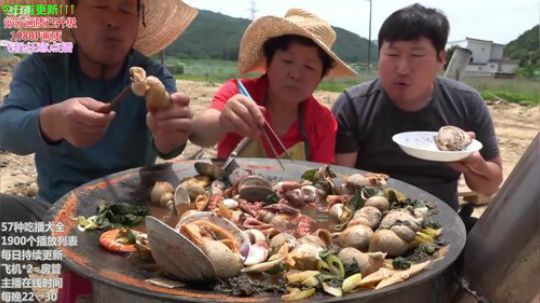我在斗鱼看暖声小靖哥直播美食视频
