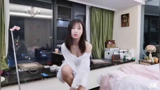 我在斗鱼看百变姑姑肖淑洁直播户外