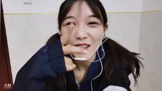 我在斗鱼看百变姑姑肖淑洁直播户外