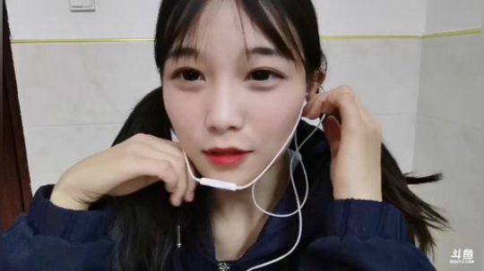 我在斗鱼看百变姑姑肖淑洁直播户外