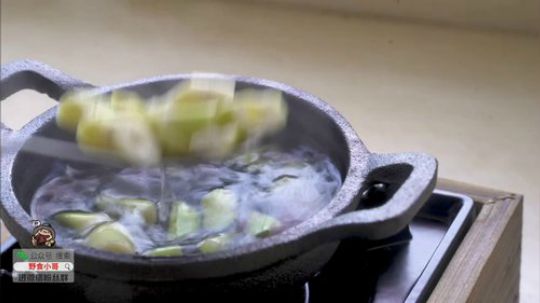 我在斗鱼看野食小哥直播美食
