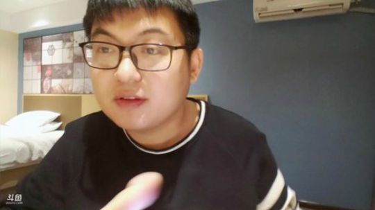 我在斗鱼看火力堂主直播户外