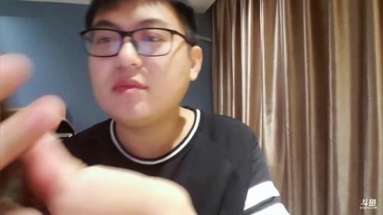 我在斗鱼看火力堂主直播户外