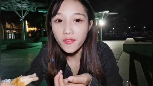 我在斗鱼看百变姑姑肖淑洁直播户外