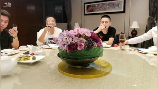 跟直播间大哥们聚聚。 2019-12-18 18点场