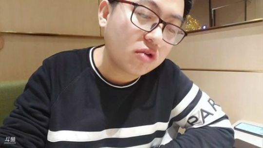 我在斗鱼看火力堂主直播户外