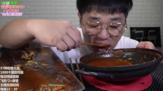 我在斗鱼看暖声小靖哥直播美食视频