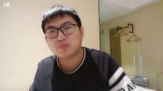 我在斗鱼看火力堂主直播户外