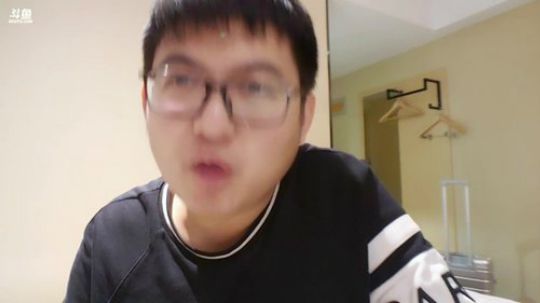 我在斗鱼看火力堂主直播户外